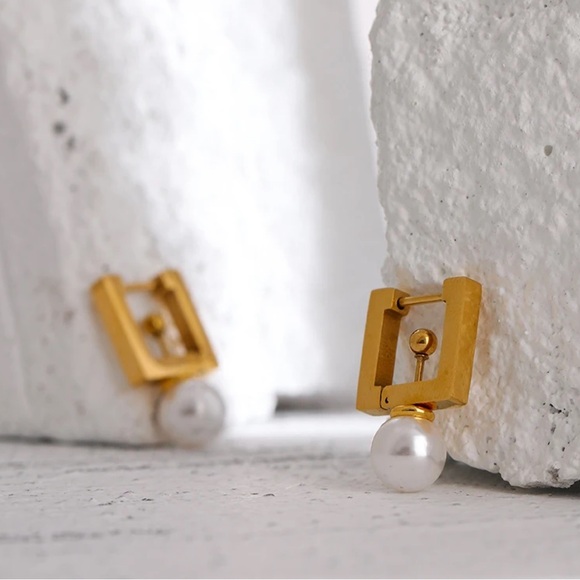 NWOT Classy/Elegant Stainless Steel Square Hoop Earrings
Faux Pearls in Gold - Picture 4 of 12